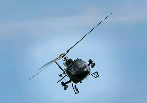 Survol des lignes électriques en hélicoptère